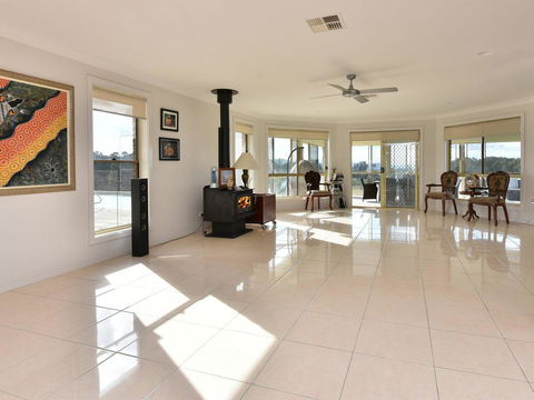 Noble Willow Estate Lovedale. Super Spacious, With Views And Pool - Holiday Byron Bay 1