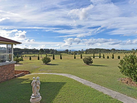Noble Willow Estate Lovedale. Super Spacious, With Views And Pool - Holiday Byron Bay 2