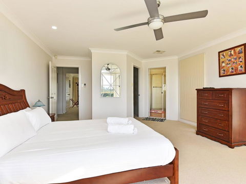 Noble Willow Homestead Lovedale. Super Spacious, With Views And Pool - Holiday Byron Bay 1