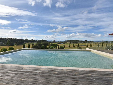 Noble Willow Homestead Lovedale. Super Spacious, With Views And Pool - Holiday Byron Bay 0