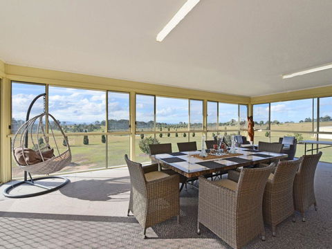 Noble Willow Homestead Lovedale. Super Spacious, With Views And Pool - Holiday Byron Bay 2