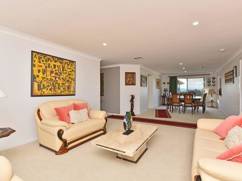Noble Willow Homestead Lovedale. Super Spacious, With Views And Pool - Holiday Byron Bay 3