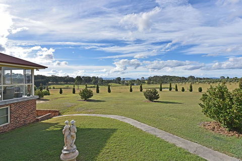 Noble Willow Studio Lovedale. Spacious, With Views And Pool - Holiday Byron Bay 2