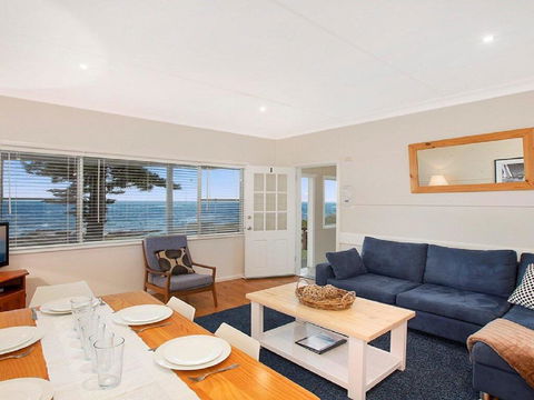 Ocean Blue Apartment One - Oceanfront Apartment - Holiday Byron Bay 0