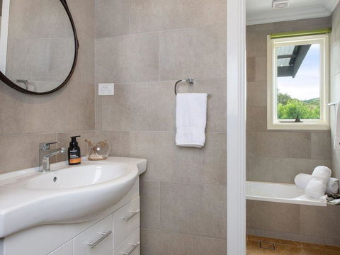 Ocean Mist Cottage - Across From Pet Friendly Beach - Holiday Byron Bay 2