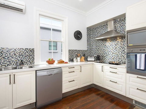 Ocean Mist Cottage - Across From Pet Friendly Beach - Holiday Byron Bay 1