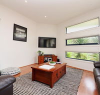 Ocean Whispers - Pets WiFi 300m Beach 3 Bdrm Linen - Holiday Byron Bay