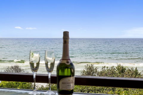 On The Beach At Hastings Point - Holiday Byron Bay 2