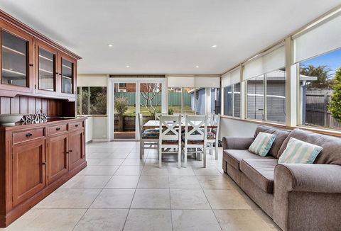Oscars Pet Friendly Beach House, 14 Tomaree Road - Holiday Byron Bay 2