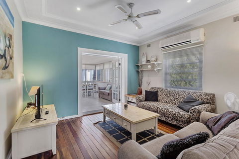 Oscars Pet Friendly Beach House, 14 Tomaree Road - Holiday Byron Bay 0