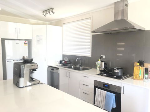 Page Fresh 3BR House, Free WiFi, Netflix, Parking - Holiday Byron Bay 2