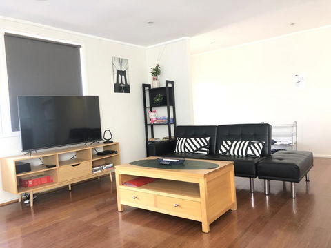 Page Fresh 3BR House, Free WiFi, Netflix, Parking - Holiday Byron Bay 1