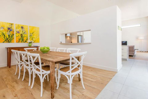 PALM COURT RETREAT - MORNINGTON - Holiday Byron Bay 1