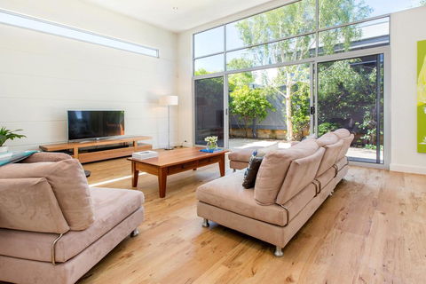 PALM COURT RETREAT - MORNINGTON - Holiday Byron Bay 0