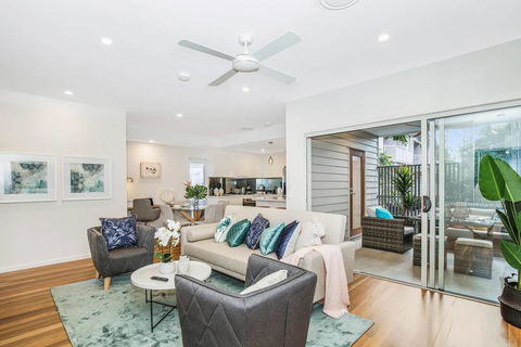 Park Avenue Townhouse Retreat Brisbane Sleeps 10 - Holiday Byron Bay 0