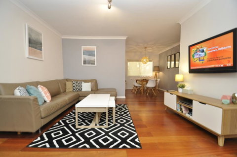 Parramatta Self-Contained Two-Bedroom Apartment (4LEN) - Holiday Byron Bay 1