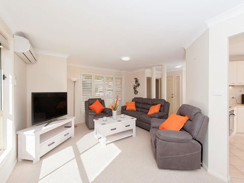 Pawprints, 123 Bagnalls Beach Road - Holiday Byron Bay 1