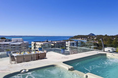 Penthouse Palace - Luxurious Harbourview Location - Holiday Byron Bay 0