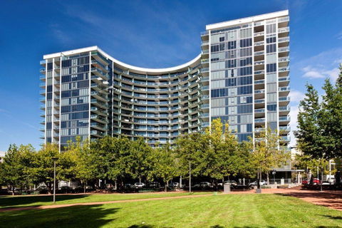 Perfectly Located Modern Apartment - Canberra CBD - Holiday Byron Bay 2