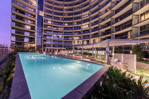 Perfectly Located Modern Apartment - Canberra CBD - Holiday Byron Bay 1