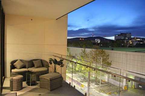 Perfectly Located Modern Apartment - Canberra CBD - Holiday Byron Bay 0