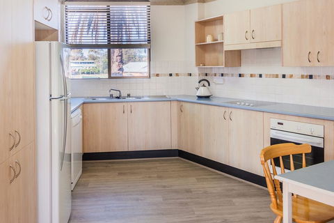 PERFECTLY POSITIONED BEACHFRONT APARTMENT-GREAT LOCATION WITH OCEAN VIEWS - Holiday Byron Bay 1