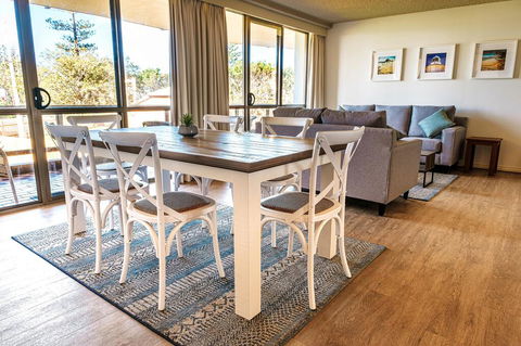 PERFECTLY POSITIONED BEACHFRONT APARTMENT-GREAT LOCATION WITH OCEAN VIEWS - Holiday Byron Bay 2