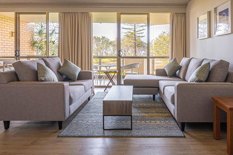 PERFECTLY POSITIONED BEACHFRONT APARTMENT-GREAT LOCATION WITH OCEAN VIEWS - Holiday Byron Bay 3
