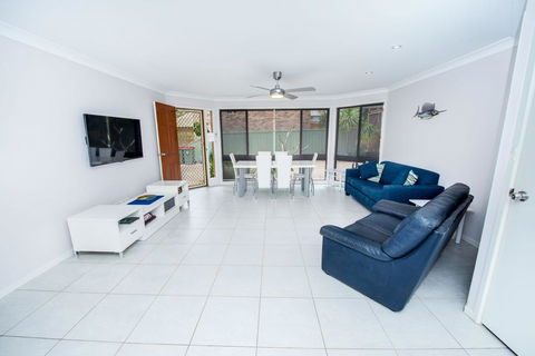 Pet Friendly Tomaree Rd 142 - Shoal Bay - Holiday Byron Bay 1