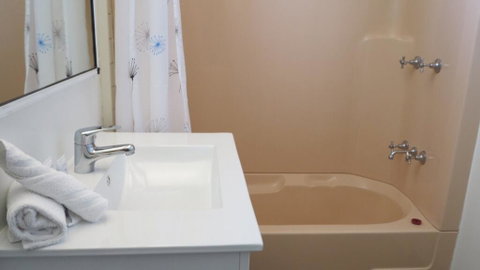 Picnic Bay Chalet Unit 2 - Holiday Byron Bay 2