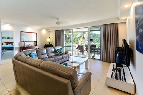 POINCIANA 101 HAMILTON ISLAND CENTRALLY LOCATED 3 BEDROOM, Plus BUGGY!! - Holiday Byron Bay 2