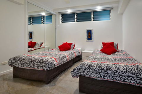 POINCIANA 101 HAMILTON ISLAND CENTRALLY LOCATED 3 BEDROOM, Plus BUGGY!! - Holiday Byron Bay 1