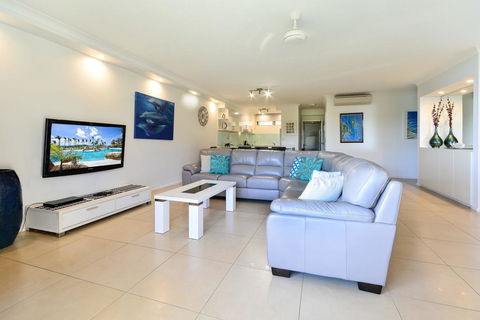 POINCIANA 101 HAMILTON ISLAND CENTRALLY LOCATED 3 BEDROOM, Plus BUGGY!! - Holiday Byron Bay 3