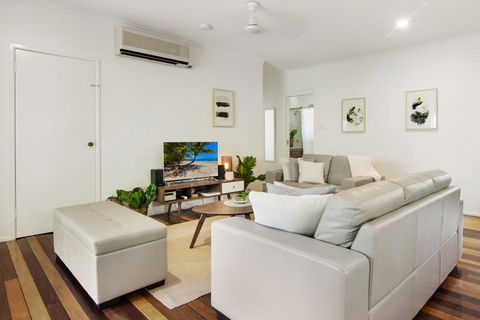 Queenslander At 4 Mile Beach Port Douglas - Holiday Byron Bay 1
