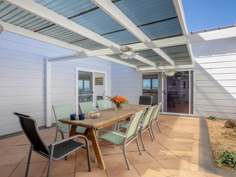 Rainbows End - Soaring Views North To Gerroa - Holiday Byron Bay 3