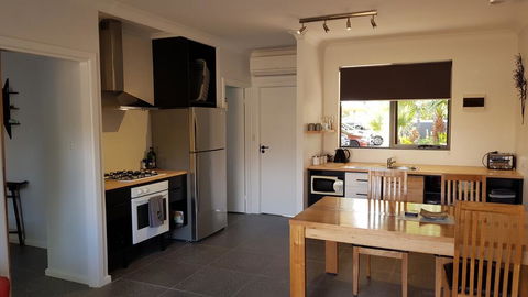 Red Ochre - Large 1BR With Private Courtyard - Holiday Byron Bay 2