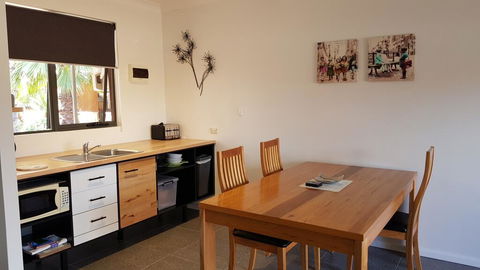 Red Ochre - Large 1BR With Private Courtyard - Holiday Byron Bay 1