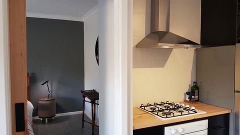 Red Ochre - Large 1BR With Private Courtyard - Holiday Byron Bay 3