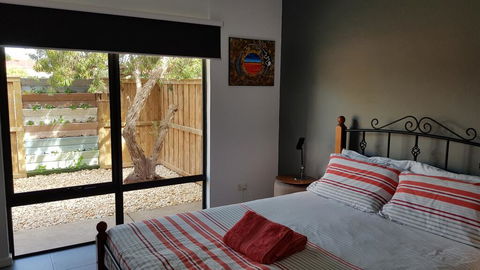 Red Ochre - Large 1BR With Private Courtyard - Holiday Byron Bay 0