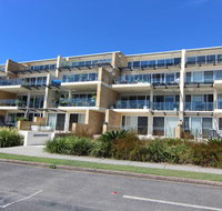 Regatta 3 - On The Lake- Little Street - Holiday Byron Bay