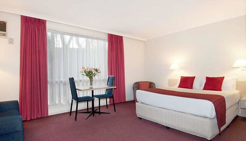 Ringwood Lake Inn - Holiday Byron Bay 1