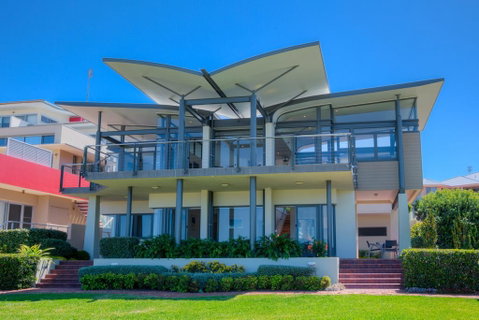 Sails On The Beachfront - Exclusive Seaside Home - Holiday Byron Bay 1