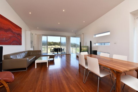 Saltwater Curls Anna Bay Coastal Retreat With Views - Holiday Byron Bay 3