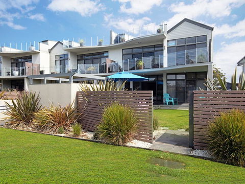 Serenity Shores (by Jervis Bay Rentals) - Holiday Byron Bay 0