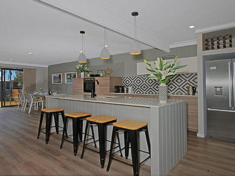 Shady Palms - Modern Beach House With Studio - Holiday Byron Bay 2