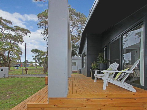 Shady Palms - Modern Beach House With Studio - Holiday Byron Bay 1