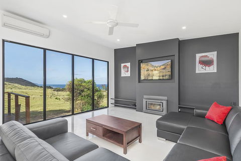 Skenes Retreat - Views Of The Ocean From The Deck - Holiday Byron Bay 1