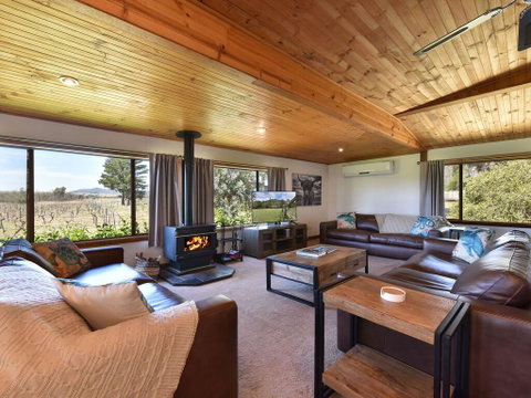 Soldiers Cottage Picturebook Vineyard Home - Holiday Byron Bay 1