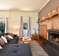 Somerville Wines Farmstay in Broke super cute house on working farm. Walk for miles.