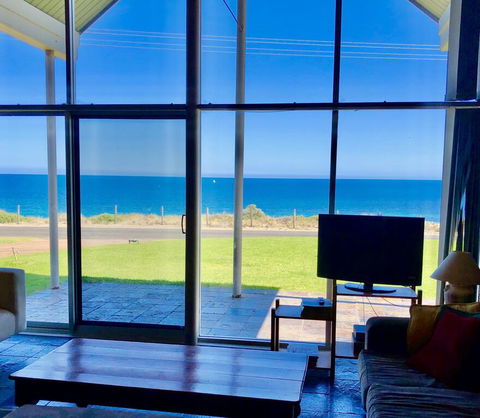 South Beach House 2 - 11 Gold Coast Drive - Holiday Byron Bay 0